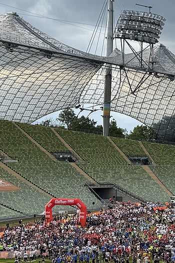 Läufer Einlauf im Olympiastadion beim b2run 2025 (©Foto:Martin Schmitz)
